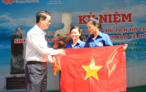 Sinh viên Đà Nẵng trao cờ Tổ quốc cho ngư dân miền Trung